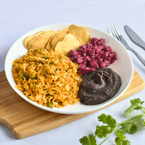 Arroz con pollo y acompañamientos